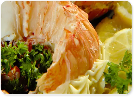 Gambas sur un nid de ravioles et girolles