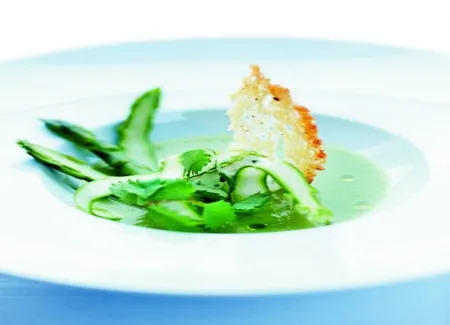 Gaspacho d'asperges vertes, brousse de brebis à la pimprenelle