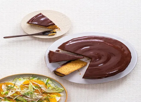 Gâteau à l'orange, glaçage au chocolat noir