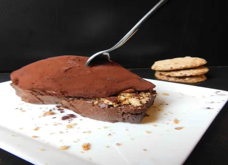 Gâteau au chocolat et quenelle glacée
