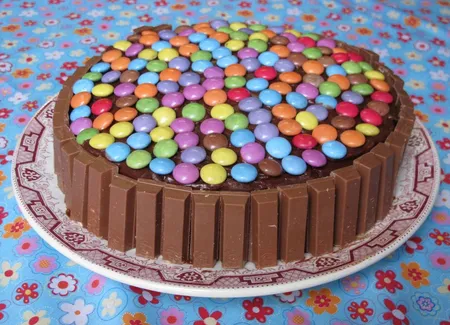 Gâteau au chocolat, kit kat et smarties