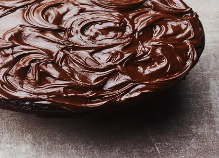 Gâteau au chocolat noir, glaçage chocolat