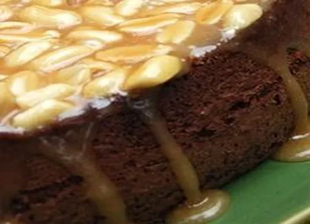 Gâteau-brownie, sauce au caramel et aux arachides