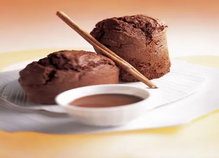 Gâteau chocolat-cannelle, coulis de chocolat au lait, parfum de mandarine