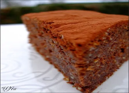 Gâteau chocolat et éclats de pignons de pin