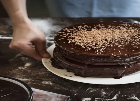 Gâteau d'anniversaire fourré au chocolat