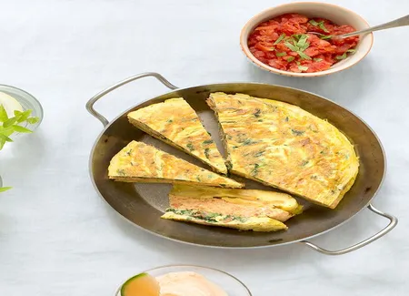 Gâteau d'omelettes, salsa de tomates