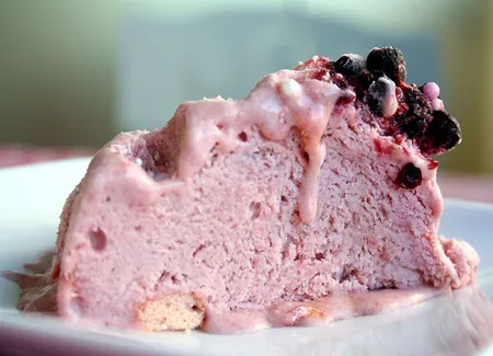 Gâteau glacé aux fruits rouges