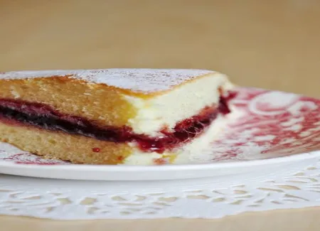Gâteau léger et moelleux, garni de confiture de framboise