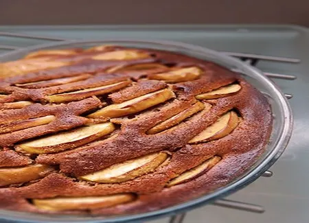 Gâteau pommes, amande, cannelle