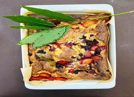 Gâteau prunes-mûres au laurier