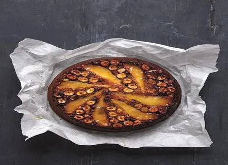 Gâteau renversé poires, miel et noisettes