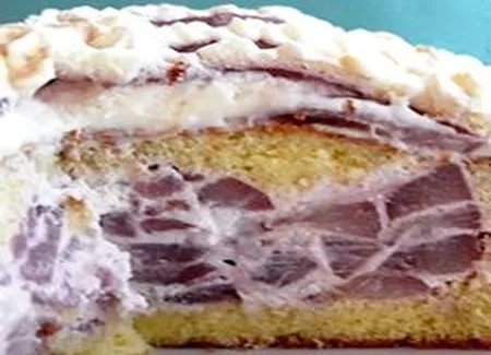 Gâteau surprise aux poires pochées au vin rouge et sirop d'amandes