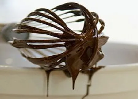Gâteau tiède au chocolat fondant, sauce au safran