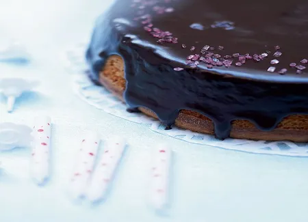 Gâteau à la mousse chocolat et coulis de fruits rouges