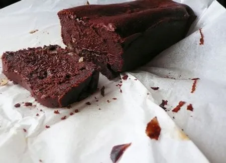 Gâteau ultra-fondant au chocolat et écorces d'orange confites