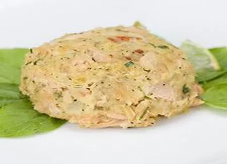 Gâteaux de crabe épicés sur salade