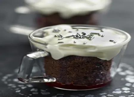 Gâteaux noir et blanc, crème de framboise