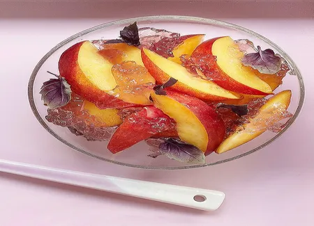 Gelée à l'hibiscus et salade de pêche