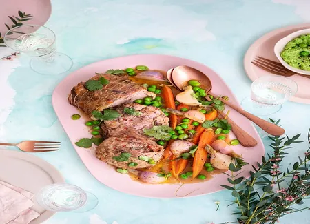 Gigot d'agneau de sept heures aux épices et légumes primeurs glacés
