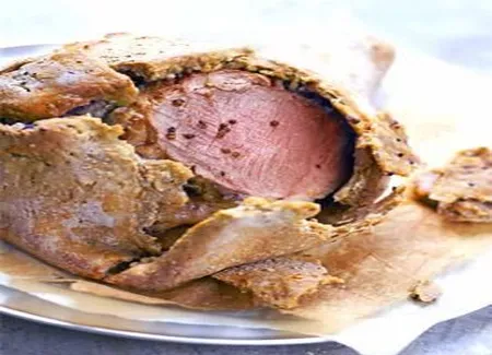 Gigot d'agneau en croûte de sel épicée