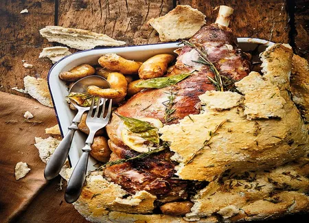 Gigot d'agneau et pommes de terre marinés en croûte de sel et herbes