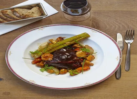 Gigot d'agneau, girolles et légumes