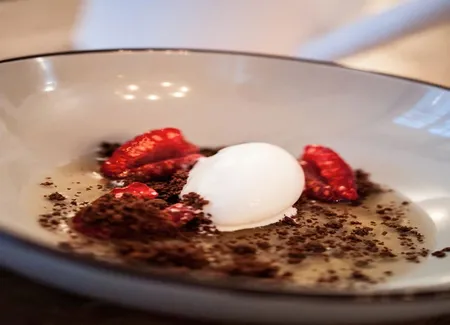 Glace au chèvre avec son crumble chocolat, par simone tondo