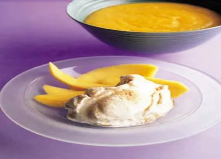 Glace au yaourt et coulis de mangue