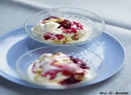 Glace au yaourt, griottes, croquants aux amandes