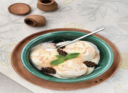 Glace aux cèpes, confiture de pommes de pin