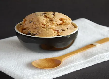 Glace aux spéculoos et amandes grillées