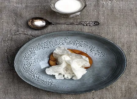 Glace d'amazake et pêches pochées