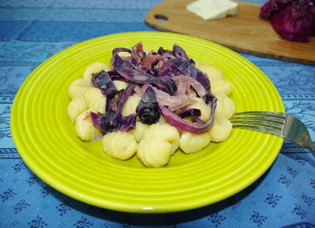 Gnocchi au chou rouge et speck, sauce gorgonzola
