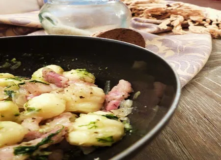 Gnocchi au pesto et poitrine fumée