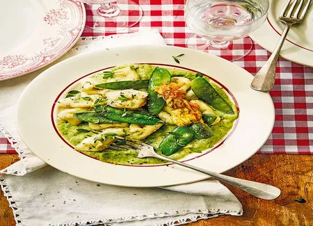 Gnocchi de pommes de terre aux herbes, crème et fleurs de courgettes