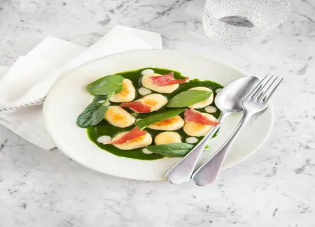 Gnocchis, crème d'épinard et jambon de parme