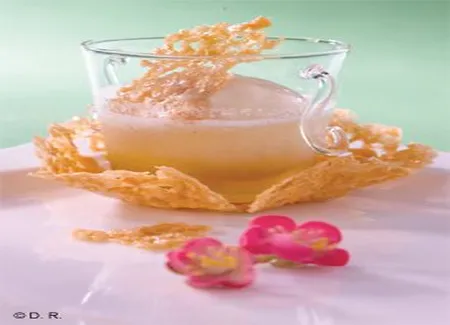 Granité de pêches blanches d'ici, tuiles et infusion de citronnelle