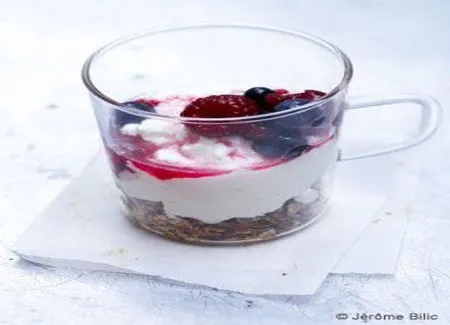 Granola et faisselle aux fruits rouges