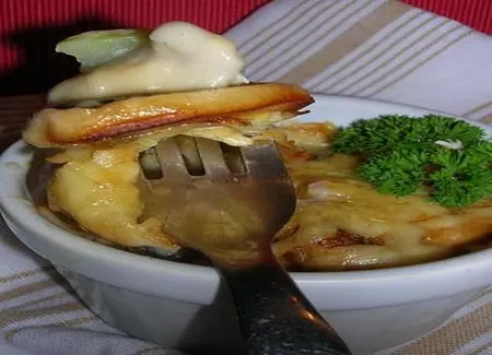 Gratin de la mer avec son coeur d'artichaut, champignons et sa sauce bechamel
