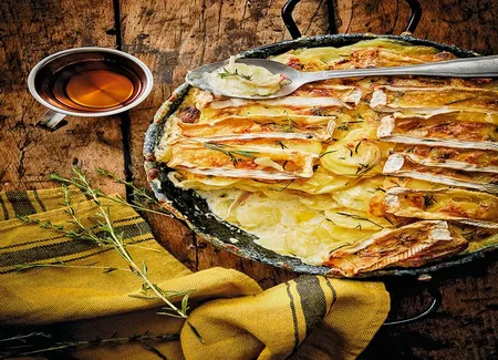 Gratin de pommes de terre au camembert flambé au calva