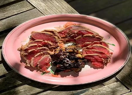 Gravlax de boeuf aux aubergines, miso et sésame grillé