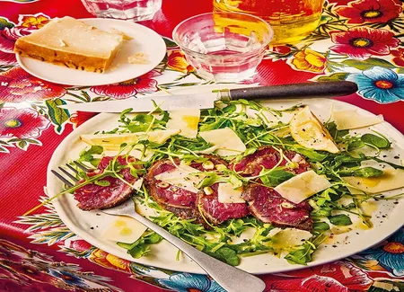 Gravlax de boeuf, roquette, lamelles de parmesan
