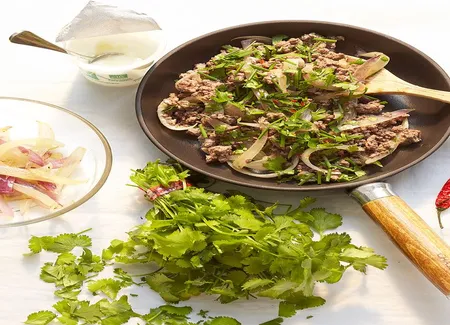 Hash beef, sauce yaourt et coriandre