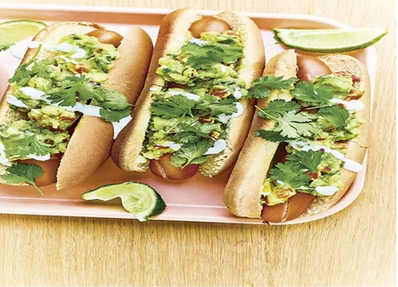 Hot dogs saucisse avocat coriandre
