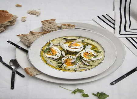 Houmous aux herbes, oeufs et radis