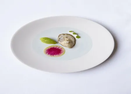 Huîtres à la cardamome, sorbet livèche, pickles de radis