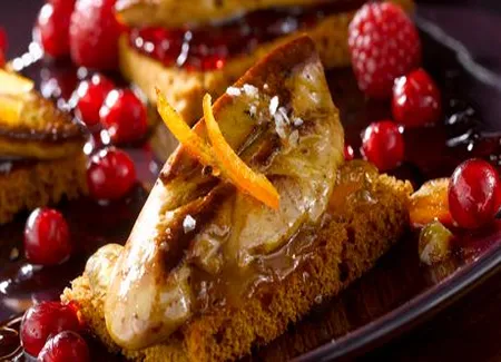 Le foie gras poêlé sur tranche de pain d'épices et fruits rouges