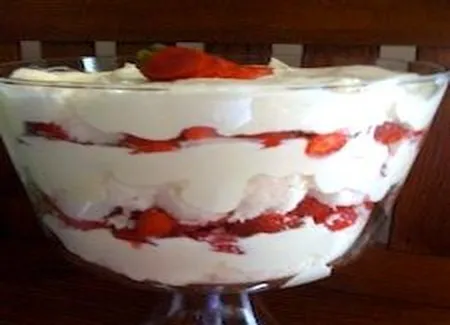 Léger gâteau étagé aux fraises