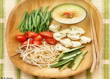 Légumes crus et cuits, sauce cacahuète